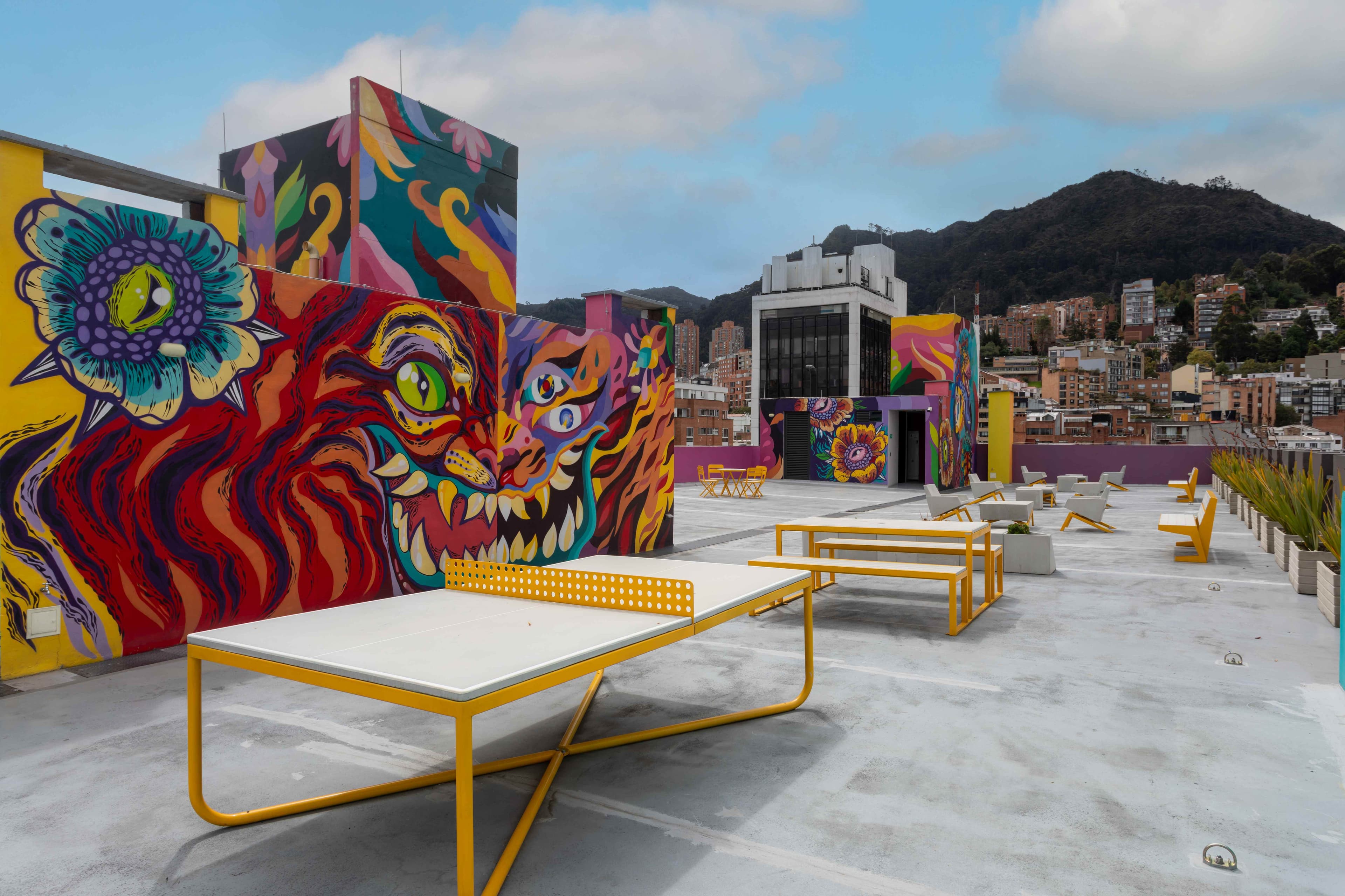 Terraza IVIN 567 con murales y vista a los cerros